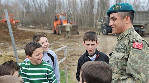 T­ü­r­k­ ­a­s­k­e­r­i­n­d­e­n­ ­K­o­s­o­v­a­­d­a­ ­e­ğ­i­t­i­m­e­ ­d­e­s­t­e­k­ ­-­ ­S­o­n­ ­D­a­k­i­k­a­ ­H­a­b­e­r­l­e­r­